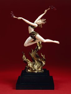 Flame Leaper, počátek 20. století (za studena lakovaný bronz, slonovina, jantar, černý belgický mramorový základ)