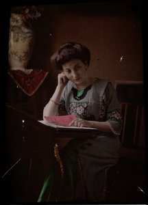 Žena za čtecím stolem