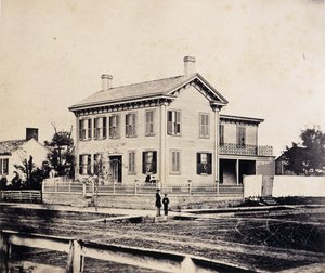 Abraham Lincoln pózuje před svým Springfieldem, Massachusetts Home, cca 1860-1870 (tisk alba)
