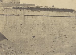 Edfu, sochy a nápisy východní fasády ohradní zdi od John Beasly Greene
