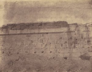 Edfu, sochy a nápisy východní fasády ohradní zdi od John Beasly Greene