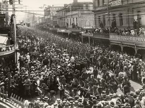 12. prapor AIF pochoduje městem před odjezdem do zámoří, Hobart, Tasmánie, 14. října 1914. od John Beattie