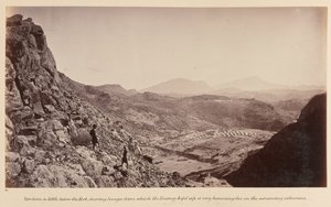 ?Pohled trochu pod pevností, ukazující Sungu, ze které nepřítel udržoval velmi otravnou palbu na postupující kolony?, 1878 od John Burke