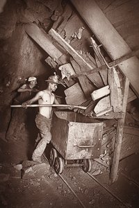 Mlýn na 412, důl Dolcoath, ilustrace z „Mongst mines and mineers, aneb Underground Scenes by Flash-Light“ od J. C. Burrowse a Williama Thomase, hospoda. 1893 (sépiová fotografie)