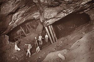 Tramvaj 70, důl East Pool, ilustrace z „Mongst mines and mineers, nebo Underground Scenes by Flash-Light“ od J. C. Burrowse a Williama Thomase, hospoda. 1893 (sépiová fotografie)