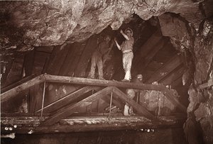 Most, důl East Pool, ilustrace z „Mongst mines and mineers, or Underground Scenes by Flash-Light“ od J.C. Burrowse a Williama Thomase, hospoda. 1893 (sépiová fotografie)