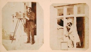 Autoportrét vlevo a Emma Thomasina Llewelyn (1808-81) tisknoucí papírový negativ na slunci vpravo