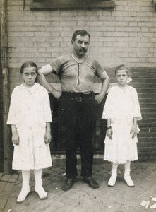 Dělník a jeho dcery, Kensington, Philadelphia od John Frank Keith