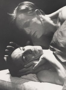 Andělé v Americe (Angels In America), jehož autorem je Tony Kushner od John Haynes