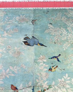 Opásaný ledňáček, vystřižený z „The Birds of America“ a nalepený na ručně malované čínské tapety (koláž) od John James Audubon