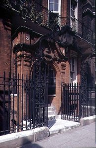8 Palácová brána, postavená v letech 1873-75 od John James Stevenson