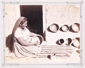 Žena leštící keramiku