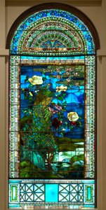 Pávi a pivoňky II od John La Farge