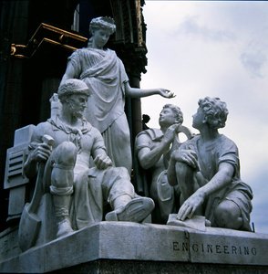 Engineering, sochařská skupina z Albert Memorial, dokončena v roce 1876 (žula) od John Lawlor