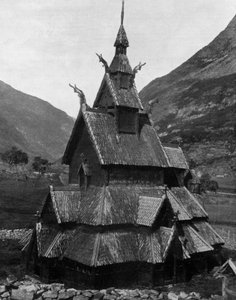 Dřevěný kostel Borgund v Norsku (12. století) (černobílá fotografie)