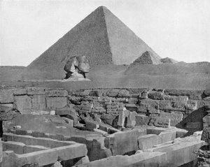 Pyramidy a sfinga Gizeh v Egyptě (černobílá fotografie)