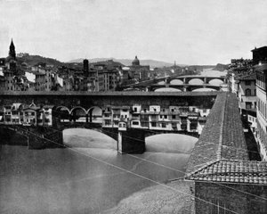 Ponte Vecchio ve Florencii, Itálie, starý most na řece Arno (černobílá fotografie)