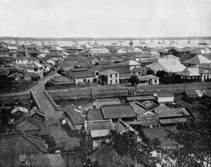 Pohled na Yokohamu v Japonsku (černobílá fotografie) od John Lawson Stoddard