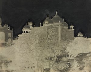Taj Mahal, zadní pohled na Rest-House, s figurou, c. 1858-1862.