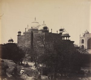 Taj Mahal, zadní pohled na Rest-House, s figurou, c. 1858-1862.