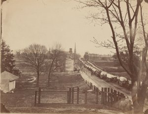 Vlak armádních vozů vjíždějící do Petrohradu, Virginie, duben 1865 (foto)
