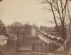 Vlak armádních vozů vjíždějící do Petersburgu, Virginie, duben 1865.