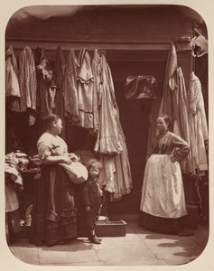 Obchod se starým oblečením, sedm číselníků od John Thomson