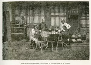 Řemeslníci z cloisonnské dílny v Pekinu. Rytina podle fotografie M. Thomsona pro ilustraci cesty do Pekinu a severní Číny od T. Chutze, v roce 1873, publikovaná v „“ Le tour du monde ““ 1876, editoval Edouard Charton, vydání Hachette, Pa od John Thomson