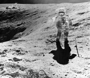 Charles Duke sbírá vzorky na místě přistání Descartes během mise Apollo 16, 1972 od John Watts Young