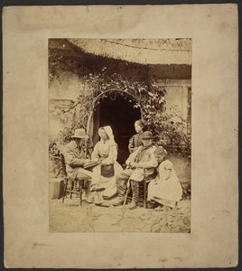 [Skupina sedící před otevřenými dveřmi: dva muži v kloboucích, žena v čepici, dvě mladé dívky - jedna stojí] od John Whistler