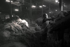 Továrna na jutu, Kalkata, Indie, 2017 (foto) od Jon Nicholson
