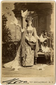 Alva Vandebilt, v kostýmu pro svůj ples z roku 1883 (sépiový tisk)