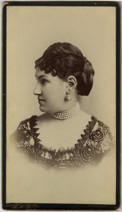 Paní William Astor (sépiový tisk)