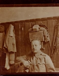 Album "Moje světová válka - vzpomínky na jihozápadní frontu v Korutanech, Itálie, Trentino-Alto Adige) 31.3.1915-12.11. 1918 - Josef Zohles Vídeň ": portrét vojáka (čb ph od Josef Zohles