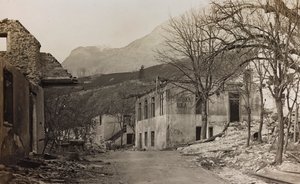 Album "Moje světová válka - vzpomínky na jihozápadní frontu v Korutanech, Itálie, Trentino-Alto Adige) 31.3.1915-12.11. 1918 - Vídeň Josefa Zohleho ": sutiny v Bovci (čb foto) od Josef Zohles
