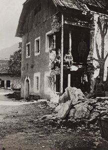 Album "Moje světová válka - vzpomínky na jihozápadní frontu v Korutanech, Itálie, Trentino-Alto Adige) 31.3.1915-12.11. 1918 - Vídeň Josefa Zohleho ": sutiny ve Valbruně (čb pho od Josef Zohles
