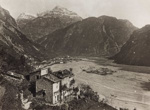Album "Moje světová válka - vzpomínky na jihozápadní frontu v Korutanech, Itálie, Trentino-Alto Adige) 31.3.1915-12.11. 1918 - Josef Zohles Vídeň ": pohled na Chiusaforte (čb ph od Josef Zohles
