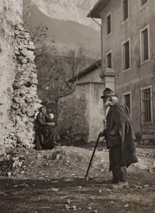 Album "Moje světová válka - vzpomínky na jihozápadní frontu v Korutanech, Itálie, Trentino-Alto Adige) 31.3.1915-12.11. 1918 - Vídeň Josefa Zohleho ": starý muž na venkovské cestě ( od Josef Zohles