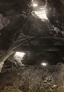 Album "Meine weltkriegs - Erinnerungen Jihozápadní fronta (Korutany, Itálie, Jižní Tyrolsko) (Moje světová válka - vzpomínky na jihozápadní frontu v Korutanech, Itálie, Trentino-Alto Adige) 31/03/1915-12/11/ 1918 - Josef Zohles Wien ": trosky továrny (č/b  od Josef Zohles