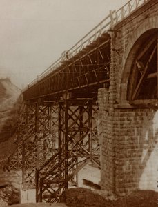 Album "Meine weltkriegs - Erinnerungen Jihozápadní fronta (Korutany, Itálie, Jižní Tyrolsko) (Moje světová válka - vzpomínky na jihozápadní frontu v Korutanech, Itálie, Trentino-Alto Adige) 31/03/1915-12/11/ 1918 - Josef Zohles Wien ": rekonstruovaný most  od Josef Zohles