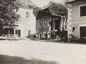 Album "Meine weltkriegs - Erinnerungen Jihozápadní fronta (Korutany, Itálie, Jižní Tyrolsko) (Moje světová válka - vzpomínky na jihozápadní frontu v Korutanech, Itálie, Trentino-Alto Adige) 31/03/1915-12/11/ 1918 - Josef Zohles Wien ": náměstí se sutinami  od Josef Zohles