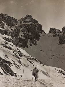 Album "Moje světová válka - vzpomínky na jihozápadní frontu v Korutanech, Itálie, Trentino-Alto Adige) 31.3.1915-12.11. 1918 - Josef Zohles Vídeň ": voják v Alpách (čb ph od Josef Zohles