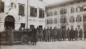 Album "Moje světová válka - vzpomínky na jihozápadní frontu v Korutanech, Itálie, Trentino-Alto Adige) 31.3.1915-12.11. 1918 - Josef Zohles Wien ": vojáci v Tolmezzu (čb p od Josef Zohles