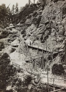 Album "Meine weltkriegs - Erinnerungen Jihozápadní fronta (Korutany, Itálie, Jižní Tyrolsko) (Moje světová válka - vzpomínky na jihozápadní frontu v Korutanech, Itálie, Trentino-Alto Adige) 31/03/1915-12/11/ 1918 - Josef Zohles Wien ": dřevěné chodníky na  od Josef Zohles