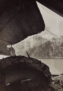 Album "Meine weltkriegs - Erinnerungen Jihozápadní fronta (Korutany, Itálie, Jižní Tyrolsko) (Moje světová válka - vzpomínky na jihozápadní frontu v Korutanech, Itálie, Trentino-Alto Adige) 31/03/1915-12/11/ 1918 - Josef Zohles Wien ": trosky továrny (č/b  od Josef Zohles