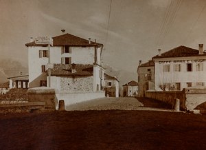 Album "Moje světová válka - vzpomínky na jihozápadní frontu v Korutanech, Itálie, Trentino-Alto Adige) 31.3.1915-12.11. 1918 - Josef Zohles Vídeň ": pohled na Chiusaforte (čb ph od Josef Zohles