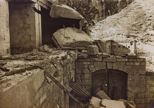 Album "Meine weltkriegs - Erinnerungen Jihozápadní fronta (Korutany, Itálie, Jižní Tyrolsko) (Moje světová válka - vzpomínky na jihozápadní frontu v Korutanech, Itálie, Trentino-Alto Adige) 31/03/1915-12/11/ 1918 - Josef Zohles Wien ": trosky továrny (č/b  od Josef Zohles