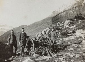 Album "Moje světová válka - vzpomínky na jihozápadní frontu v Korutanech, Itálie, Trentino-Alto Adige) 31.3.1915-12.11. 1918 - Josef Zohles Wien ": vojáci s děly (čb p od Josef Zohles