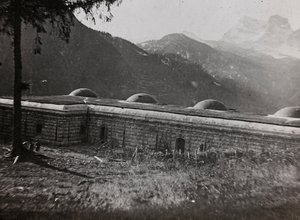 Album "Moje světová válka - vzpomínky na jihozápadní frontu v Korutanech, Itálie, Trentino-Alto Adige) 31/03/1915-12/11/ 1918 - Josef Zohles Wien ": italská pevnost (čb pho od Josef Zohles