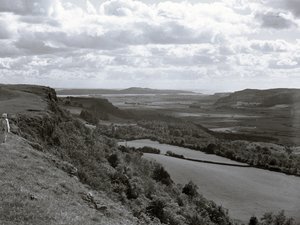 Dáma stojí na svahu a dívá se do krajiny na Scout Scar. od Joseph Hardman